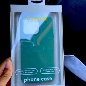I’m selling an iPhone 13 case in the color green